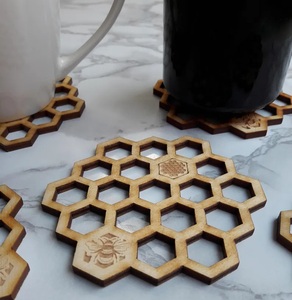 Sous-verre en bois hexagonal alvéolé découpé au laser, en bois massif, résistant à la chaleur, pour boissons, protection de table moderne, décoration de cuisine - Product Image 2