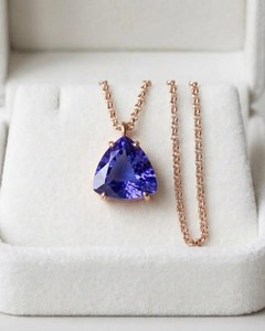 Collier pendentif triangle en quartz bleu, bijou minimaliste en cristal de guérison, chaîne dorée, pierre énergétique, cadeau pour femme - Product Image 4