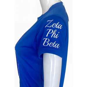 เสื้อยืด Zeta Shield Chenille สีน้ำเงิน ปักลายสีขาว ตราสัญลักษณ์ชมรม ชุดนักศึกษา ผ้าฝ้าย ลายปักสำหรับผู้หญิง - Product Image 2