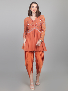 Tenue élégante pour femme, robe peplum pour soirée, avec perles et sequins, travail de perles et de paillettes, édition designer. - Product Image 1
