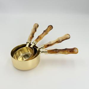 Juego de Tazas y Cucharas Medidoras de Acero Inoxidable con Revestimiento PVD Dorado y Mango de Resina, Envío Rápido, para Medir Líquidos y Sólidos, para Uso en el Hogar y Hoteles - Product Image 1