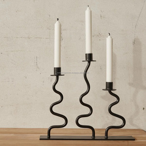 Bougeoir à 3 tiges de zigzag en métal noir avec courbes élégantes Bougeoir incurvé pour la maison, décoration de table - Product Image 2