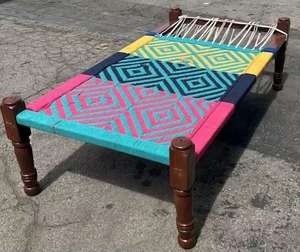 Banco Charpai Rectangular Tejido a Mano con Patrón Geométrico, Marco de Madera Multicolor, Diseño Moderno para Exteriores, Mueble Duradero para el Hogar - Product Image 4