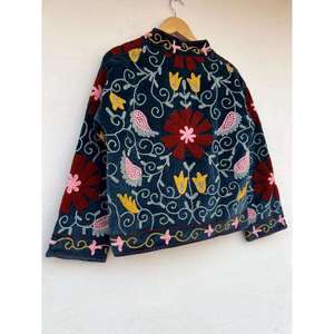 Chaqueta de terciopelo azul Suzani de diseñador, inspirada en bordados botánicos, con cuello alto, estilo bohemio, chic prairie, para mujer, ropa de abrigo de primavera. - Product Image 5