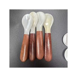 Cuchara de Concha Ecológica Hecha a Mano de Lujo Moderno con Brillo de Nácar para Presentación de Sal Gourmet y Caviar en Hoteles, Cafeterías, Boutiques y Hogares - Product Image 1