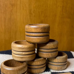 Anneaux de serviette en bois faits à la main, modernes, motif unique de luxe, en bois, personnalisables, décoratifs pour la décoration de table de mariage - Product Image 1