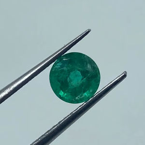 พลอยมรกตธรรมชาติคุณภาพสูงจากแซมเบีย สำหรับทำเครื่องประดับ ทรงกลมเจียระไนบริลเลียนท์ ขนาด 5.40 มม. น้ำหนัก 0.55 กะรัต - Product Image 1