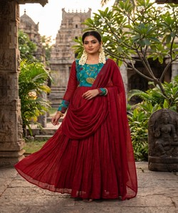 Robe de soirée élégante en mousseline de soie rouge, coupe trapèze, avec corsage brodé bleu sarcelle, manches longues, longueur ras du sol, taille naturelle, respirante DHANLAXMI DS31 - Product Image 1