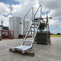 Escalera de Acero Personalizada con Barandillas