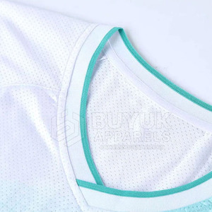 Tenue de football respirante en polyester avec logo personnalisé, prête pour les matchs, vêtements de football avec couleur et taille personnalisées, service OEM - Product Image 4