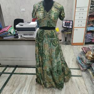 Women Green Floral Print <b>2</b> <b>Piece</b> <b>Set</b> V Neck Ruched Crop <b>Top</b> <b>and</b> Tiered Maxi <b>Skirt</b> - Product Image 5