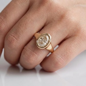 Bague de fiançailles ovale en or véritable 14K avec diamant champagne D VVS certifié 3 carats 12x8mm, bague statement, bague signet sertie clos, bague unisexe - Product Image 1