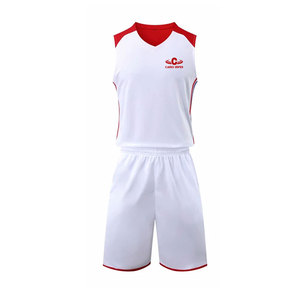 Tenue de basketball au design classique, avec coutures durables et ajustement confortable pour le jeu quotidien. - Product Image 1