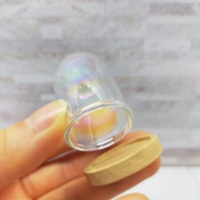 Dôme en verre transparent iridescent miniature à l'échelle 1:12 avec base en bois, ornement décoratif