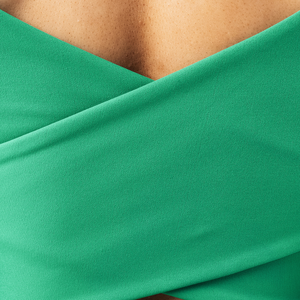 Haut court à manches courtes pour femme, vert olive, extensible, idéal pour la gym, le yoga, l'entraînement, le fitness et les tenues athleisure - Product Image 6