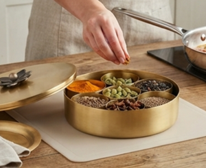 Boîte de rangement pour épices en métal doré rond de qualité supérieure avec un design de couvercle à fleurs pour une utilisation en cuisine - Product Image 5