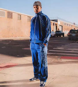 Conjunto Deportivo de Lujo para Hombre, Corte Regular, Poliéster/Nailon, Invierno, Tallas Grandes, Sudadera con Capucha y Pantalones Deportivos con Franja y Logotipo - Product Image 1