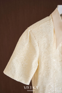 Chemisier court texturé crème pour femme Vivika, col chemise, manches courtes, boutonné, élégant, décontracté, pour le bureau, ELYSIA - Product Image 6