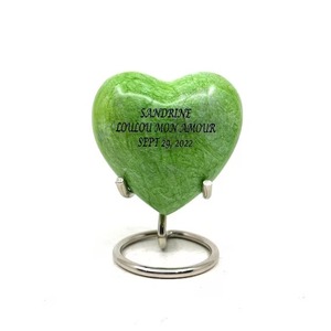 Urna Funeraria en Forma de Corazón Verde con Diseño de Hojas Doradas para Cenizas de Adultos, Urna Conmemorativa con Soporte Metálico - Product Image 4