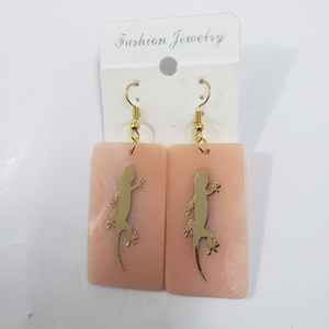 Elegantes pendientes de resina verde con cuerno de latón chapado en oro de 18 quilates ligeros e hipoalergénicos | Joyería hecha a mano para mujer - Product Image 4