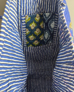 Sac fourre-tout matelassé patchwork avec imprimé floral et motif tigre, poignées rayées bleues, tissu tissé 100% coton - Product Image 6