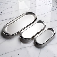 Plateau de service en acier inoxydable avec un design de qualité supérieure, parfait pour la cuisine, la salle à manger, les accessoires de service et la décoration intérieure.