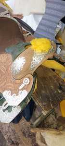 Selles en cuir de vachette véritable de qualité supérieure, style western, avec doublure en polaire et coutures lisses, pour l'équitation, l'entraînement, le travail en ranch et les activités de plein air. - Product Image 3