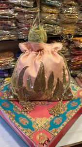 Sac Potli en Velours Perlé Fait Main avec Broderie Dorée Zardosi, Pochette de Soirée Mariage, Sac à Main pour Femme, Pochette à Cordon - Product Image 3