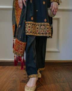 ชุดส่าหรีผู้หญิงสำหรับงานปาร์ตี้ ผ้าจอร์เจตต์เทียม ปักลายสวยงาม พร้อมผ้าคลุมไหล่ ชุดเดรสสไตล์ชาติพันธุ์สำหรับงานเทศกาล - Product Image 3