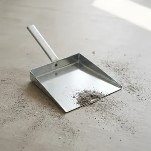 Recogedor de Polvo Metálico con Cabezal de Escoba de Planta Natural, Duradero, Resistente a la Oxidación, Herramienta de Limpieza de Alta Resistencia para Uso en el Hogar, Garaje y Cocina - Product Image 1