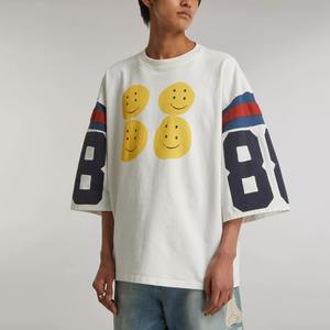 Camiseta de béisbol blanca personalizada con caras sonrientes amarillas y el número 8 en las mangas, cuello redondo, manga tres cuartos, unisex. - Product Image 3