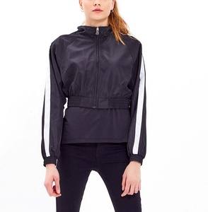 เสื้อแจ็คเก็ตครอปแฟชั่นเท่ๆ สำหรับผู้หญิง ผ้าไนลอน โพลีเอสเตอร์ 100% คอตั้ง ซิปบาง กันลม สไตล์ลำลอง - Product Image 4
