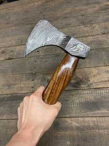 Hacha Vikinga Hecha a Mano de Grado Industrial con Cabeza de Acero de Damasco, Mango de Madera y Funda de Cuero para Uso de Supervivencia - Product Image 2