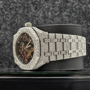 Montre personnalisée squelette blanche entièrement sertie de diamants moissanite ronds, style hip-hop classique, luxueuse et élégante pour homme, idéale comme cadeau - Product Image 2