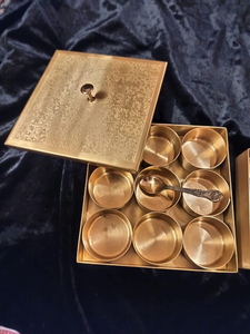 Caja de Especias Masala Dabba de Latón Hecha a Mano, Grabada, con 9 Contenedores y Cuchara, Organizador Decorativo de Cocina para Condimentos - Product Image 5