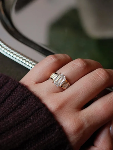 Bague de fiançailles en diamant émeraude de laboratoire 3 carats avec pierres latérales taille baguette – Alliance de mariage en diamant émeraude certifiée IGI - Product Image 3