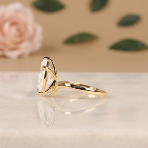 Bague solitaire en moissanite en forme de poire en or 18 carats, bijoux fins de luxe pour femmes, cadeaux de fiançailles et de mariage, fabricant en gros sur mesure - Product Image 2