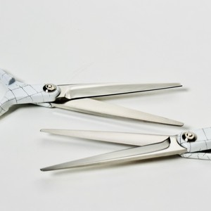 Tijeras de Peluquería Profesionales Personalizables de Acero Inoxidable con Punta Afilada de 5.5 Pulgadas, Hoja Recta, para Diestros, Color Blanco con Diseño de Grietas de Hielo - Product Image 5