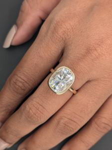 Anillo de Compromiso Lurba Jewels de Oro Amarillo Sólido de 10K con Moissanita de Corte Cojín de 3.75 Ct y Engaste de Bisel, Regalo de Boda - Product Image 5