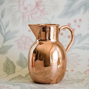 Carafe en cuivre pur au fini miroir élégant, avec un corps lisse et sans couture. Ustensiles de cuisine modernes et élégants disponibles à prix de gros. - Product Image 1