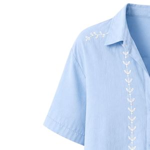 Camisa Corta Bordada Azul Cielo Personalizada para Mujer, Blusa Casual de Verano con Botones y Manga Corta, Mezcla de Lino con Logotipo Personalizado - Product Image 3