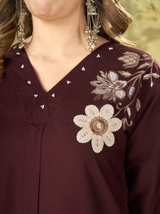 Elegante Conjunto de Dos Piezas de Rayón Bordado para Damas |   Conjunto de Pantalones Rectos Cómodos |   Fabricante y Exportador de Productos de Calidad - Product Image 3