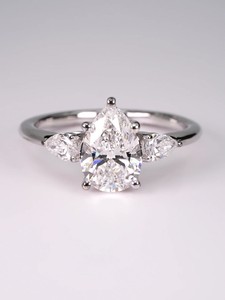แหวนหมั้นเพชรทรงลูกแพร์หรูหรา 2.50 กะรัต ทอง 18K/14K/10K แหวนเจ้าสาวสามเม็ด แหวนเพชรแบบกำหนดน้ำหนักได้ เครื่องประดับคุณภาพสูง ขายส่ง - Product Image 1