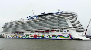 Modèle de bateau de 36 pouces de Norwegian Cruise Line, Norwegian Encore (Breakaway Plus Class), en bois de cèdre peint, fabriqué sur mesure - Product Image 6