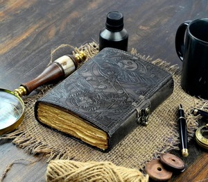 Diario de Cuero Vintage con Grabado de Mariposas y Polillas Luna, Hecho a Mano con Papel de Borde Rústico – Cuaderno de Bocetos y Diario de Naturaleza, Regalo - Product Image 1