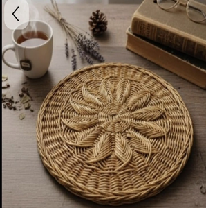 Plateau rond en rotin tressé à la main, orné d'un motif floral en relief complexe au centre, disponible à prix de gros. - Product Image 1