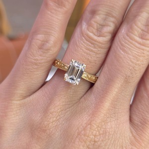Bague de fiançailles solitaire vintage en or massif 14 carats avec diamant de laboratoire taille émeraude de 2 carats serti à griffes pour femme - Product Image 1