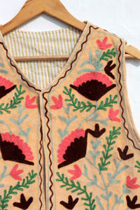 Gilet sans manches pour femme le plus vendu, veste en velours brodée à la main style Suzani, gilet court à l'aspect vintage - Product Image 4