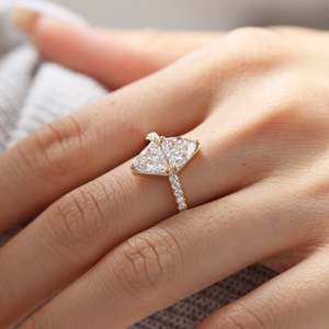 Anillo Toi Et Moi de Oro Amarillo de 14K/18K con Diamante Cultivado en Laboratorio de 2 Quilates para Mujer, Anillo de Compromiso de Lujo con Corte Trillón y Doble Piedra Pavé - Product Image 1