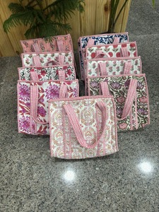 กระเป๋าโท้ทลายควิลท์ขนาดใหญ่ ปักลายผ้าฝ้าย สะพายไหล่ได้ ใช้ได้ทุกวัน สำหรับช้อปปิ้ง เดินทาง จัดเก็บของใช้ รุ่น Rajasthan Dolly - Product Image 5